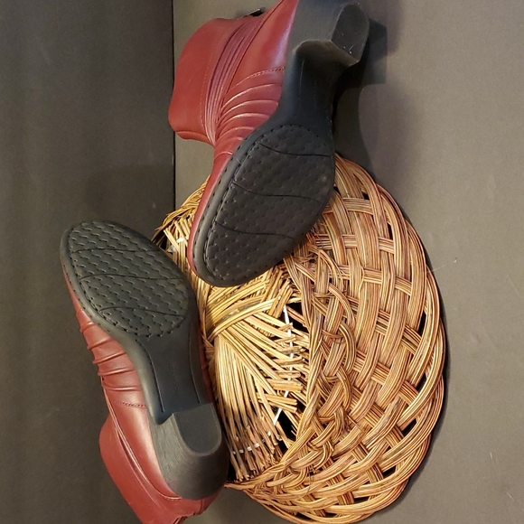 Rockport Women's Burgundy Booties.  8N - Picture 6 of 8